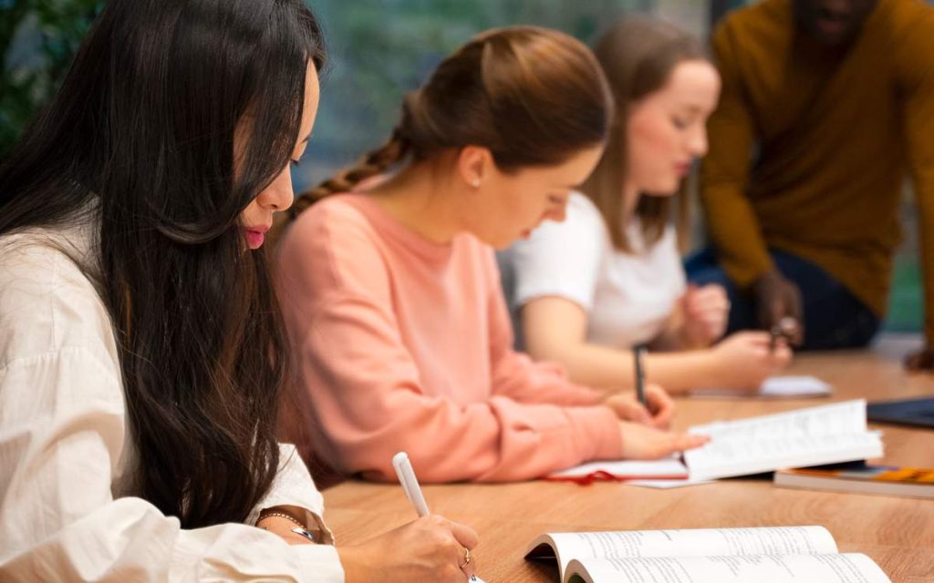 Три тысячи астанчан бесплатно обучатся казахскому языку