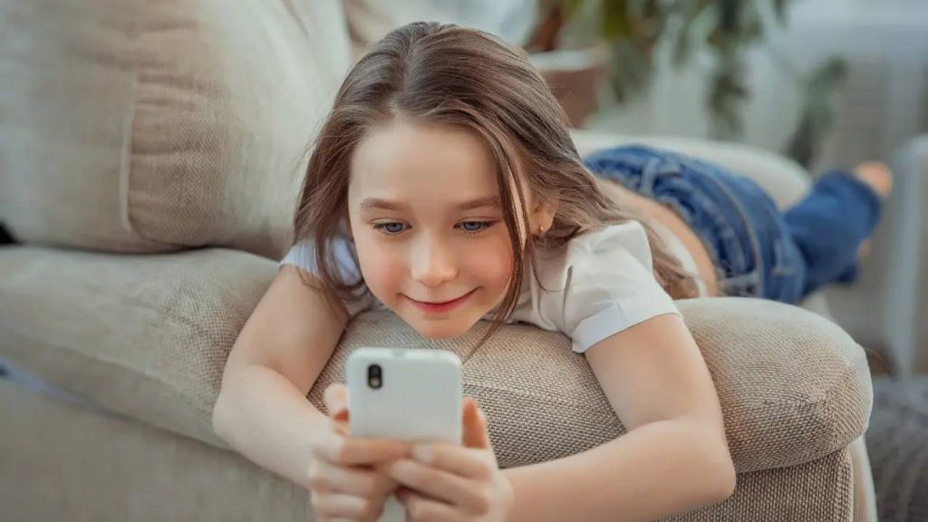 Война с «цифровым Диким Западом»: Испания запретит соцсети для детей до 16 лет