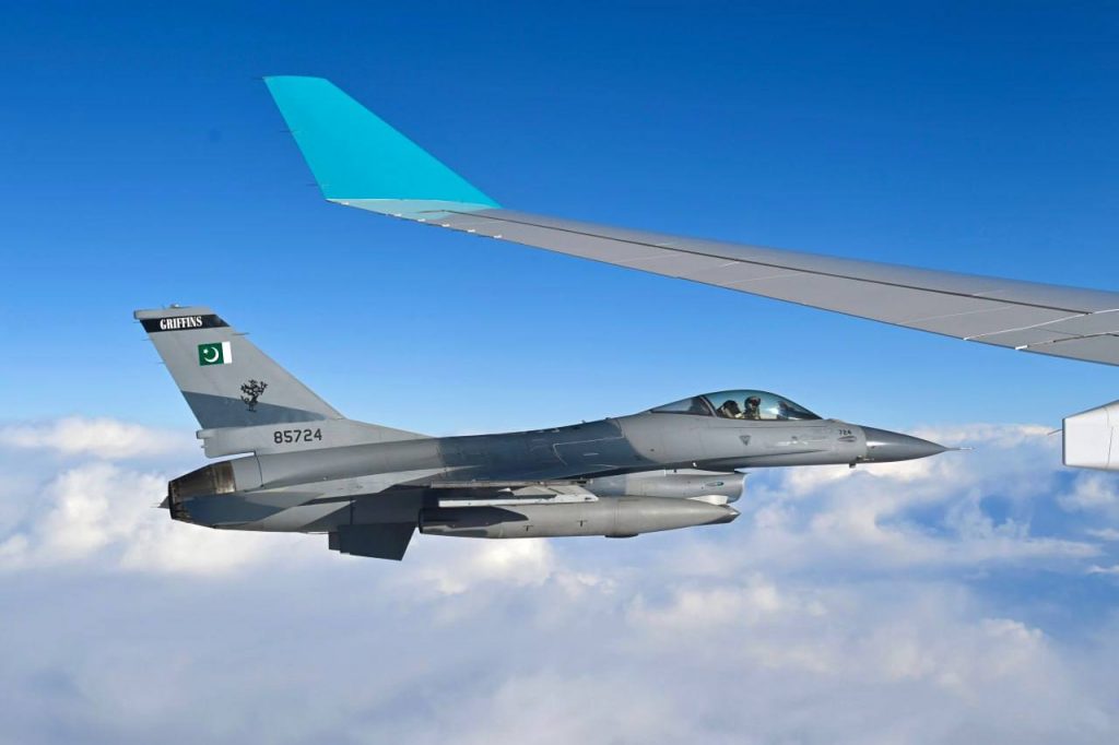 Борт №1 в небе над Пакистаном: Токаева встретили военные истребители