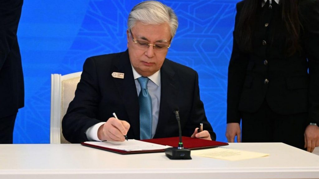 В Казахстане будут проверять песни зарубежных звезд: Токаев подписал новый закон