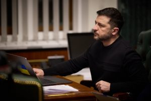 Зеленский: Россия играет с Трампом, а уход из Донбасса не остановит Путина