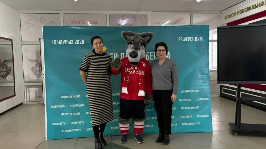 Необычный избиратель в Кызылорде: На участок для голосования пришел синий волк