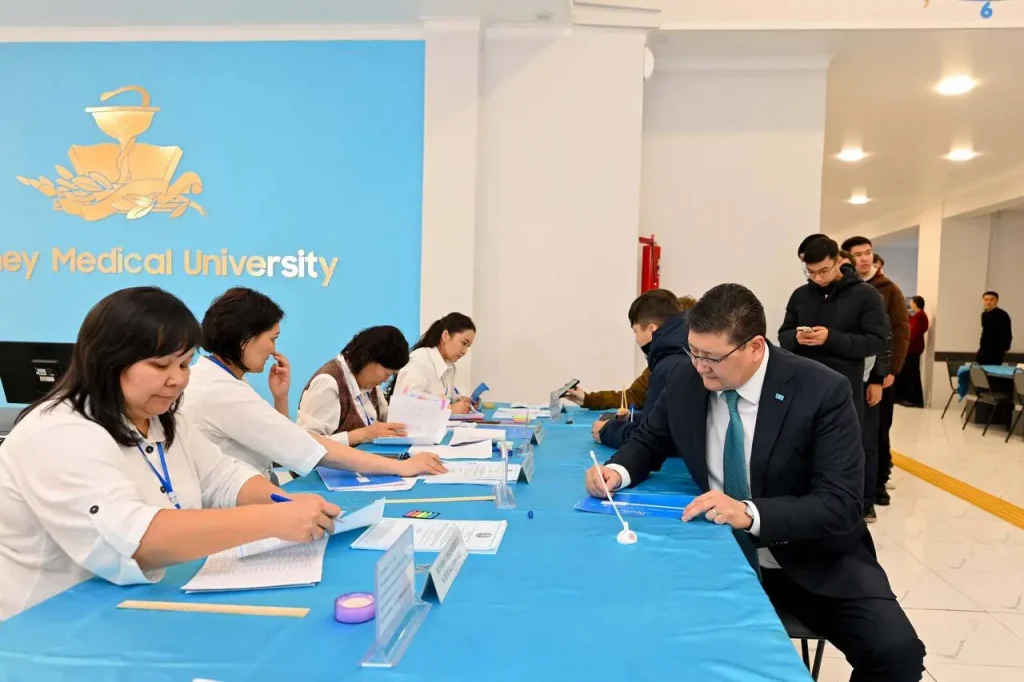 Аким области Абай проголосовал на референдуме: «Народ проявит активность»