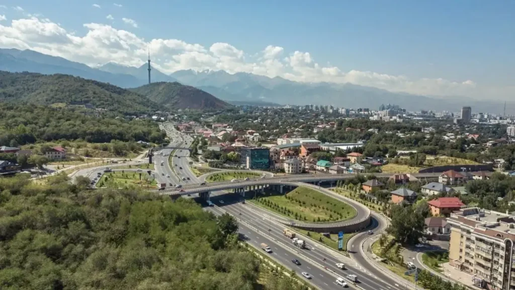 Транспортная революция в Алматы: Токаев поручил ускорить запуск LRT и SkyTrain