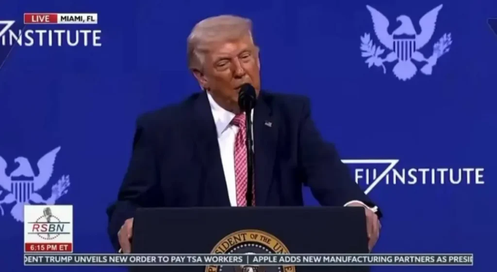 Трамп о принце Саудовской Аравии: «Он должен лезть ко мне в задницу»