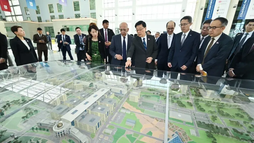 Қытай компаниялары Гонконгта листингті мақсат етуде Mainland Chinese firms on Hong Kong-led Central Asia trip eye city listing: John Lee