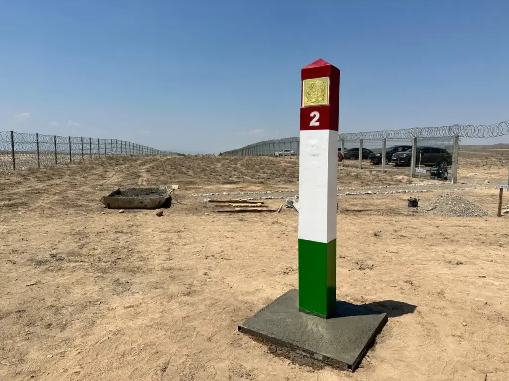 Киргизия и Таджикистан начали установку пограничных столбов Kyrgyzstan and Tajikistan Begin Installing Border Pillars After Completing Border Delimitation