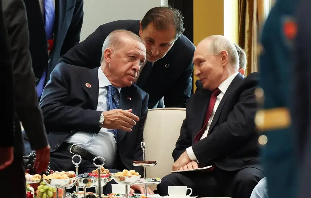 普京与埃尔多安在比什凯克举行双边会谈 Putin, Erdogan begin bilateral meeting in Bishkek
