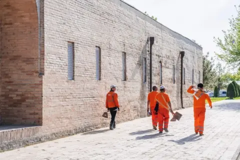 Uzbekistan Proposes One-Stop Center for Migrant Workers Heading to Russia