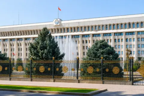 Kyrgyz Parliament Backs Foreign Teacher Tax Breaks at First Reading