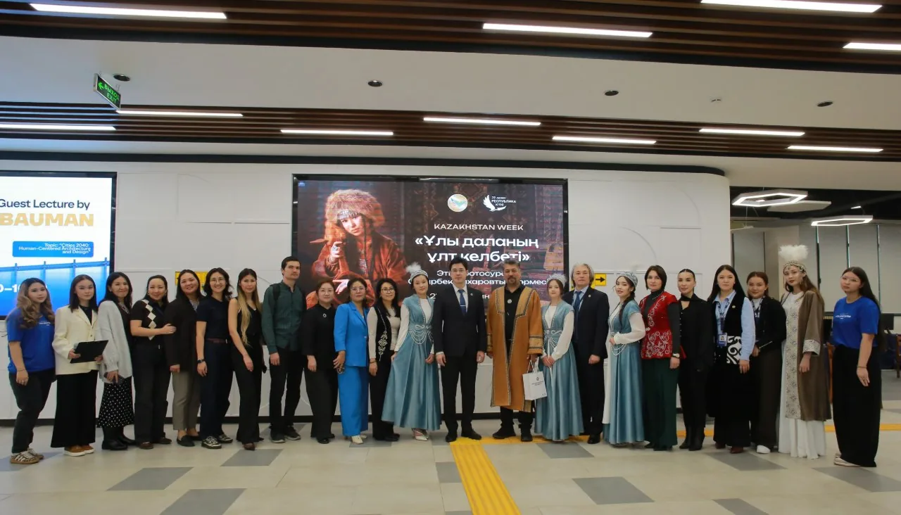 哈萨克-美国大学举办民族摄影展庆祝共和国日