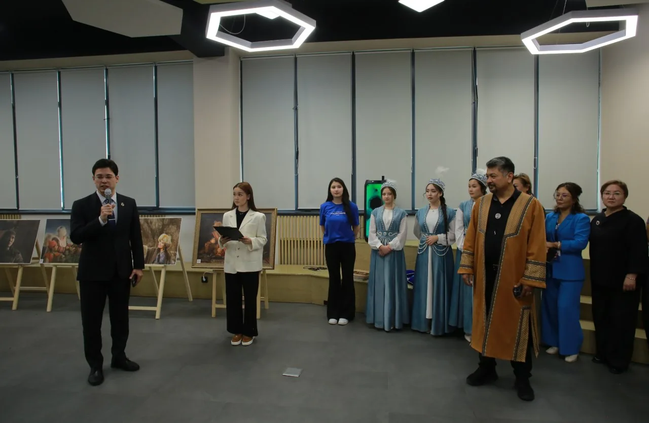 哈萨克-美国大学举办民族摄影展庆祝共和国日